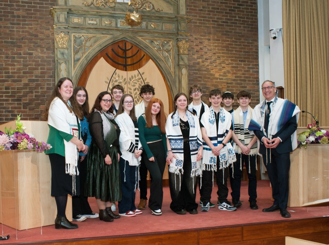 Rabbi Aaron Goldstein, Rabbi Lea Mühlstein, teacher Anna Masters and the KT students