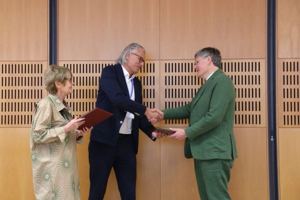 Dr Ed Kessler receives his award from Prof Gregor Hoff (Paris Lodron Universität Salzburg) and Liliane Apotheker ⁦(Amitié judéo-chrétienne de France)