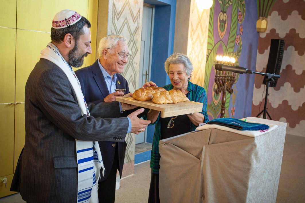 Rabbis Andrew and Sharon Goldstein lead kiddush