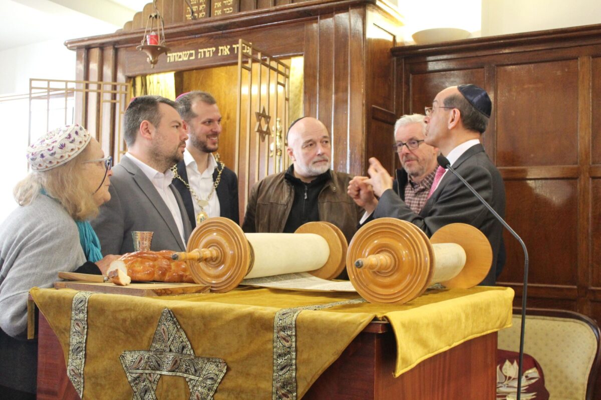 Rabbi Richard Jacobi talks to the guests about Torah