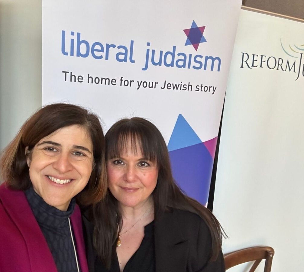 Justice Minister Sarah Sackman visits Kathryn Forro on the Progressive Judaism stall