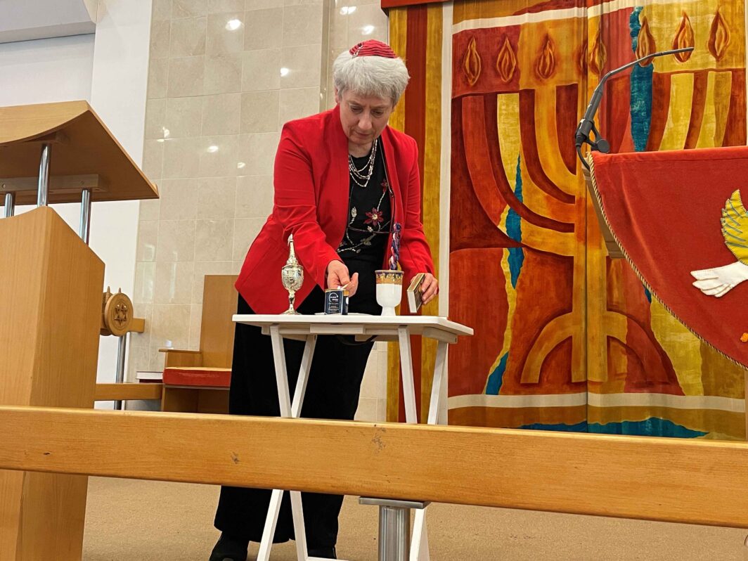 Rabbi Nicola Feuchtwang lights the Havdalah candles